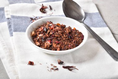 Rooibos çay kurutulmuş Kivi Meyve ve çilek bit ile küçük kase