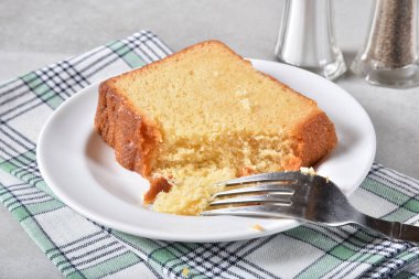 Lezzetli kek eksik bir ısırık ile dilim