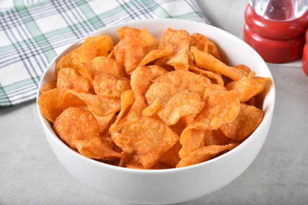 Vista Alto Ângulo Uma Tigela Batatas Fritas Com Sabor Churrasco — Fotografia de Stock