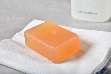 Lavanta bir bar gliserin sabun bir şişe şampuan bir havlu üzerinde infüzyon