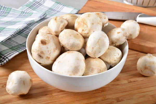 Bol Champignons Frais Lavés Sur Une Planche Découper — Photo