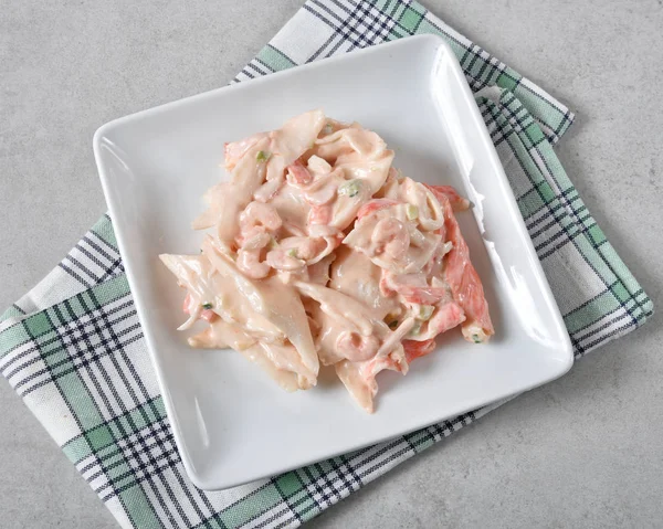 Blick Über Den Kopf Auf Eine Schüssel Mit Fischsalat — Stockfoto