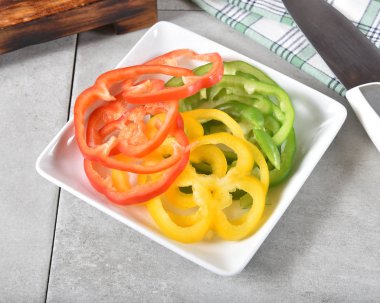 Muhtelif dilimlenmiş biber bir tabakta yüksek açılı görünüş