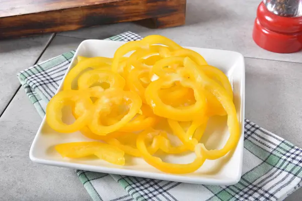 皿の上の黄色ピーマンのスライス — ストック写真