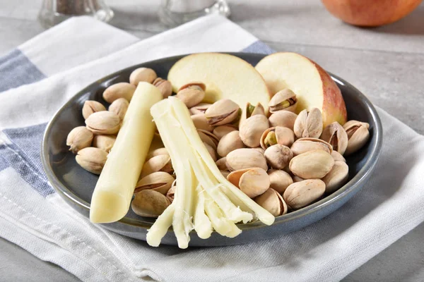 Piatto Snack Pistacchi Formaggio Spago Fette Mela — Foto Stock