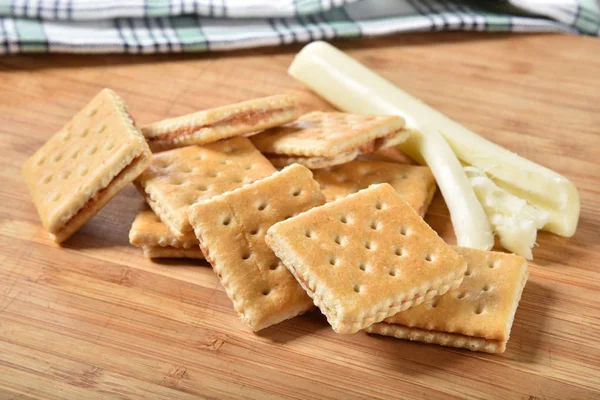 Peanut Butter Cracker Sandwiches String Cheese Cutting Board — Stock Photo, Image