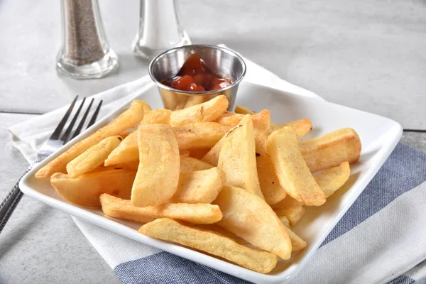 Dick Geschnittene Pommes Mit Ketchup — Stockfoto