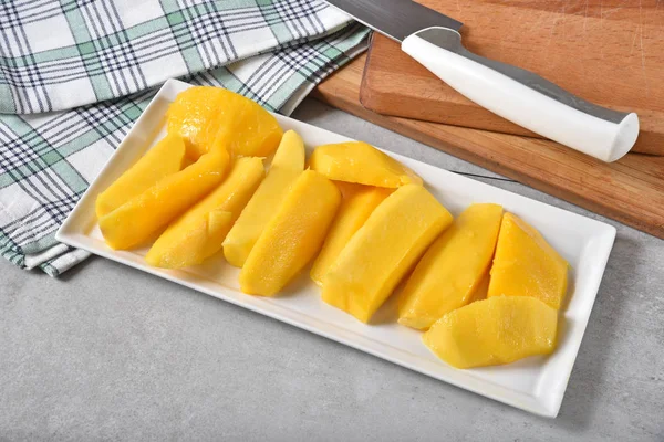 Hoge Hoekmening Van Een Plaat Van Verse Rijpe Gesneden Mango — Stockfoto