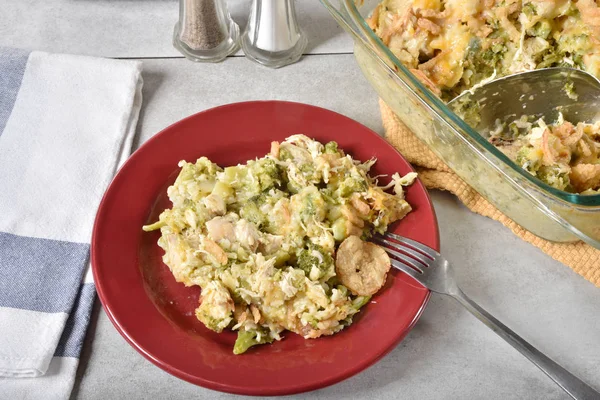 Plaat Van Zelfgemaakte Kip Rijst Braadpan Met Broccoli Franse Gebakken — Stockfoto