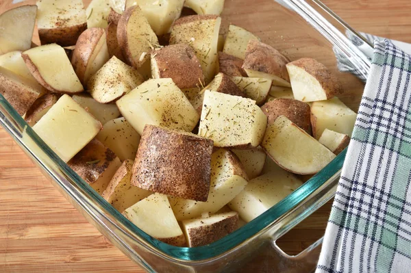Bir Güveç Çanağı Tecrübeli Pişirmeye Hazır Ham Doğranmış Patates — Stok fotoğraf
