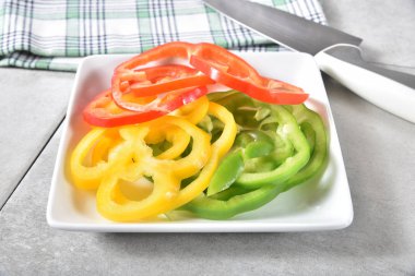 Bir mutfak bıçağı ile bir plaka üzerinde çeşitli biber