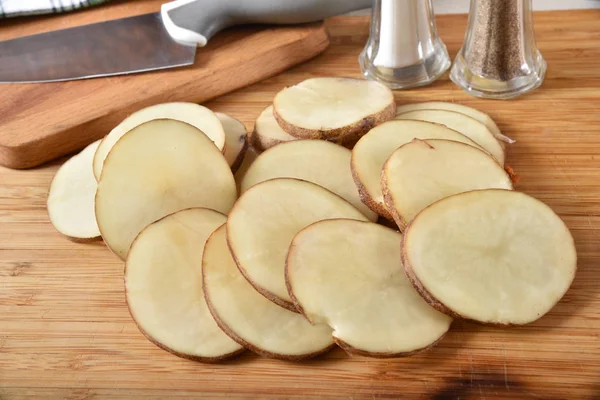 Close Thin Sliced Russet Potatoes Cutting Board — Stock Photo, Image