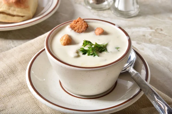 Een Kopje Van New England Stijl Clam Chowder Met Croutons — Stockfoto