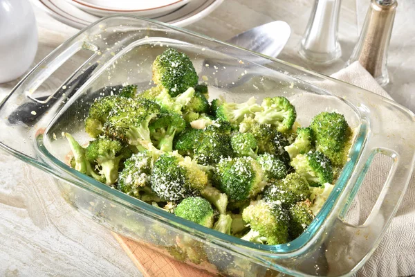 Ugnsform Hot Ugnen Med Rostad Broccoli Med Parmesanost — Stockfoto