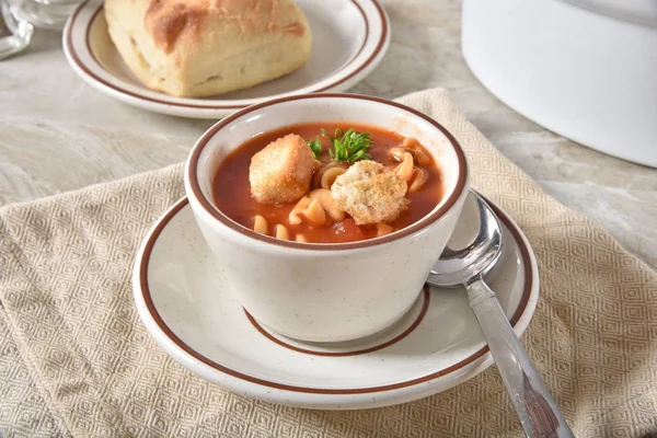 Een Kopje Van Stevig Rotini Tomatensoep Met Croutons Peterselie — Stockfoto