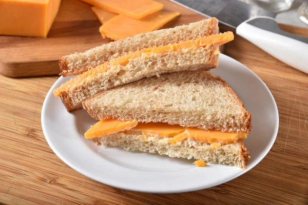 Ein Käse Sandwich Auf Einem Schneidebrett — Stockfoto