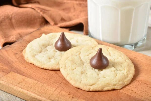 Домашнее Сахарное Печенье Шоколадной Начинкой Стаканом Молока — стоковое фото