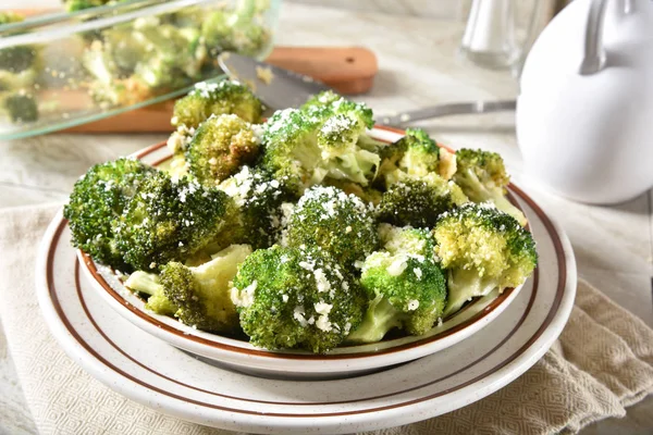 Ett Serveringsfat Bakad Broccoli Med Parmesanost — Stockfoto