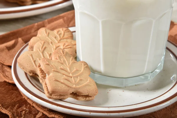 Primer Plano Galletas Sándwich Rellenas Crema Arce Con Vaso Leche — Foto de Stock