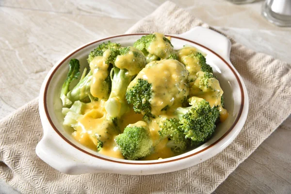 Dušenou Brokolicí Organických Gurmán Cheddar Sýrovou Omáčkou — Stock fotografie