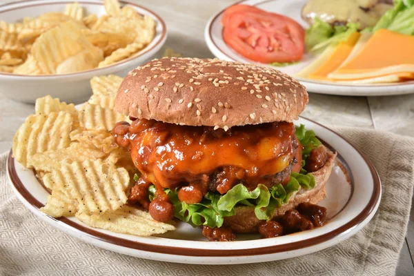 Una Gruesa Hamburguesa Parrilla Con Queso Asfixiada Chile — Foto de Stock