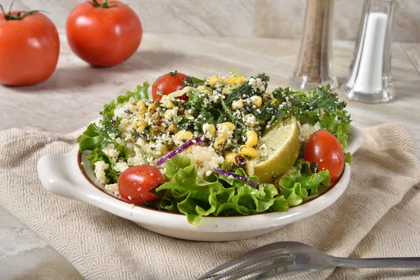 Lezzetli Sağlıklı Quinoa Mısır Salata Cilantro Sos Ile — Stok fotoğraf