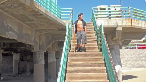 Hombre Asiático Guapo Haciendo Baile Feliz Las Escaleras Junto Muelle — Vídeos de Stock