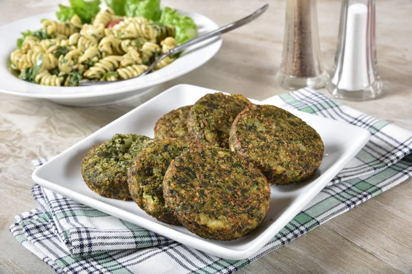 Palet Van Spinazie Taarten Serveren Met Een Kom Pastasalade Achtergrond — Stockfoto