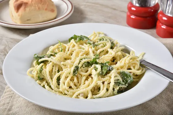 Köstlicher Pasta Rucolasalat Mit Parmesan Und Feta — Stockfoto