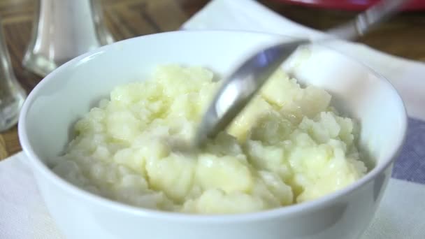 Tomando Una Cucharada Puré Coliflor Caliente — Vídeo de stock