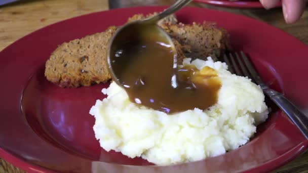 Spooning Brown Gravy Mashed Potatoes — Stock Video