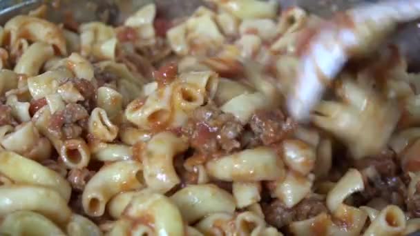 Roeren Van Een Pasta Gerecht Close — Stockvideo