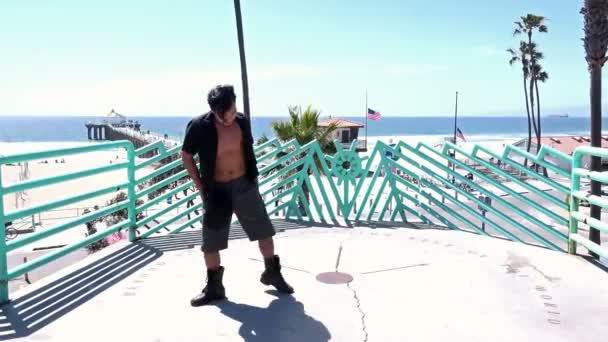 Asiatico Uomo Facendo Danza Dock Con Vista Spiaggia — Video Stock