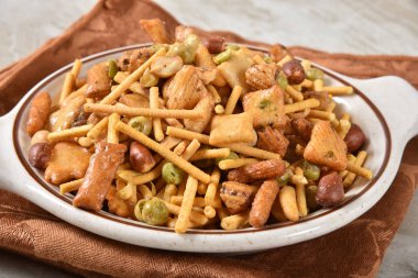 Buğday ve pirinç rackers, Kuru bezelye, fıstık, leblebi, suitanas ve daha fazlası ile gurme kraker karıştırın.