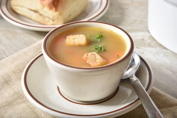 Een Kopje Soep Van Kip Wilde Rijst Met Knoflook Croutons — Stockfoto