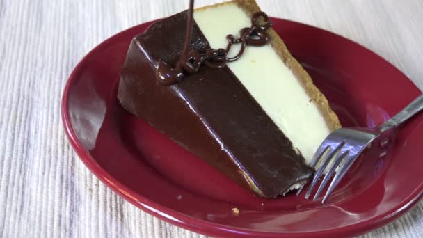 Molho Chocolate Drizzling Cheesecake Câmera Lenta — Vídeo de Stock