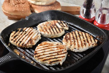 Bir dökme demir ızgara yemek somon Burger