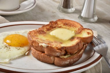 Closeup tereyağı erime lezzetli sıcak yumurtalı ekmek dilimleri.