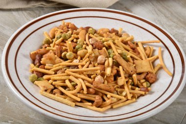 Pirinç ve buğday kraker, bezelye ve fıstık ile sağlıklı gurme kraker karışımı bir kase