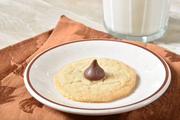 Een Zelfgemaakte Suiker Cookie Met Een Chocoladesuikergoed Bovenop — Stockfoto