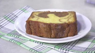 Lezzetli mermer kek bir dilim bir ısırık alarak