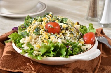 Sağlıklı Mısır ve quinoa salatası cotija peynir ve Salantro soyunma