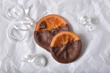 Sütlü çikolata glace portakal beyaz doku kağıt şerit bukleler ile üzerine bir daldırma