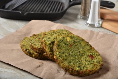 Kale, quinoa, kahverengi pirinç ve diğer etsiz protein kaynağı çiğ sebze burger köftesi. Et yerine
