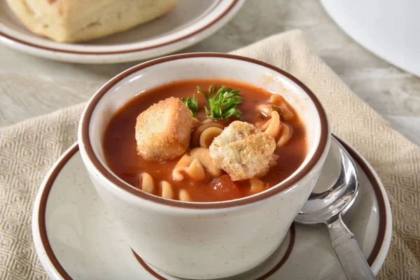 Una Taza Sopa Tomate Rotini Con Rollo Cena —  Fotos de Stock