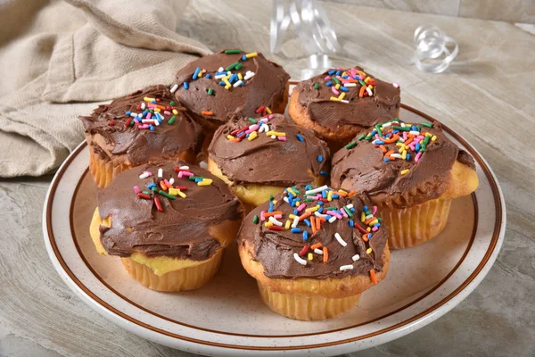 Une Assiette Cupcakes Maison Avec Glaçage Chocolat Saupoudrer Bonbons — Photo
