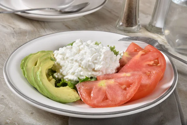 Lunch Niskokalorycznych Twarogu Awokado Pomidor — Zdjęcie stockowe