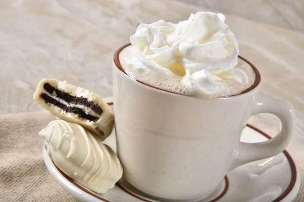 Een Kopje Warme Chocolademelk Met Gastronomische Cookies Bedekt Met Witte — Stockfoto