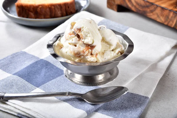 パウンド ケーキとおいしいバター ペカンのアイスクリームの小鉢 — ストック写真