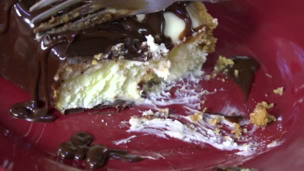 慢动作拍摄的叮咬被采取从一切片美食蛋糕 — 图库视频影像